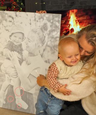 Moments de Noël pleins de douceur. ✨ Maman et fille réalisent leur tableau de Noël près du sapin. Une créativité simple...