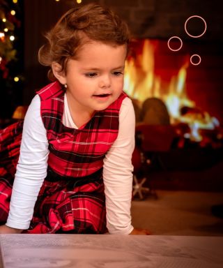 La magie du pointillage vue par un enfant. ✨ Une petite fille découvre son tableau en pointillage. Créativité simple et...